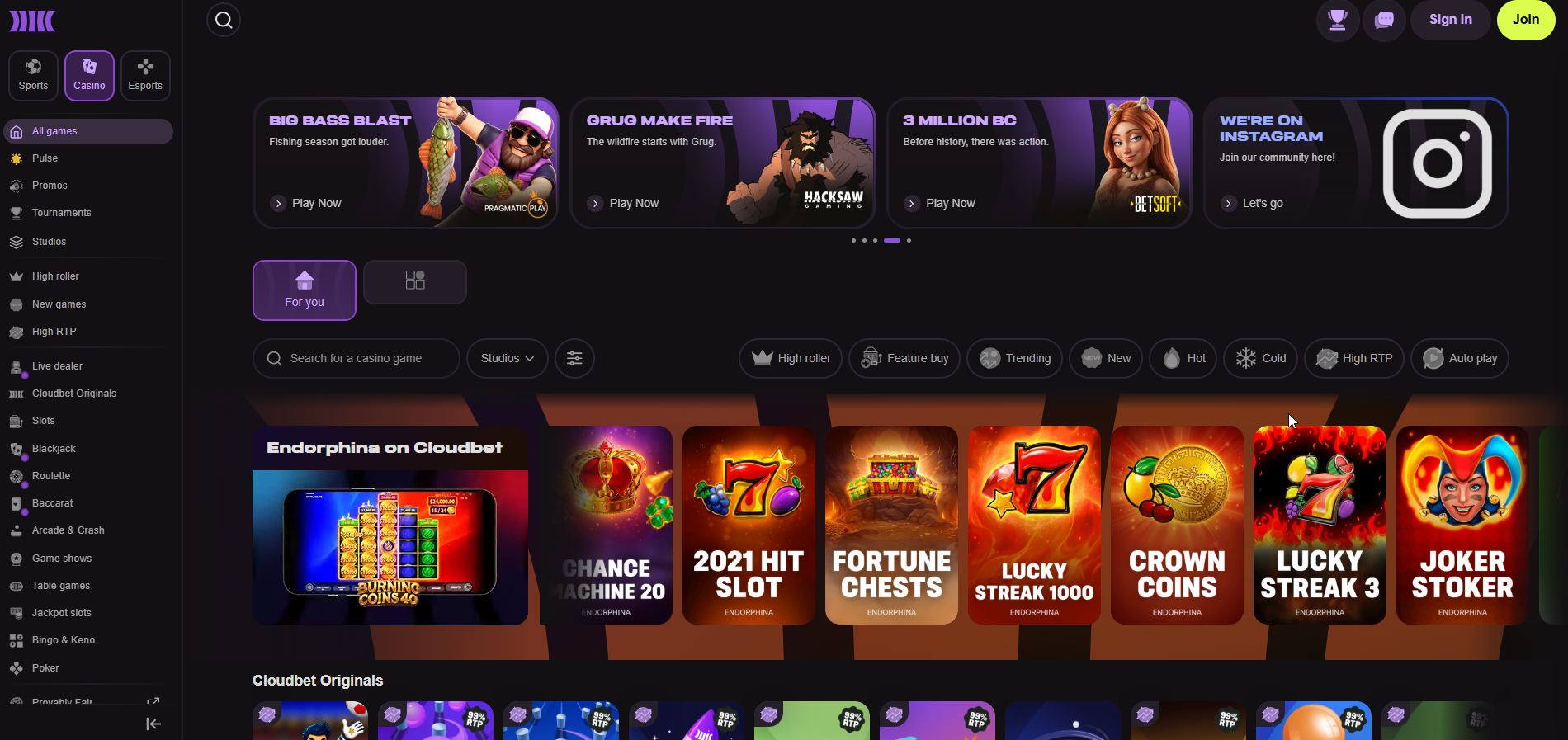 Screenshot hlavní stránky kryptoměnového casina Cloudbet s moderním motivem oblak, výrazným důrazem na sázení pomocí Bitcoinu a přehledným rozdělením na sport a kasino