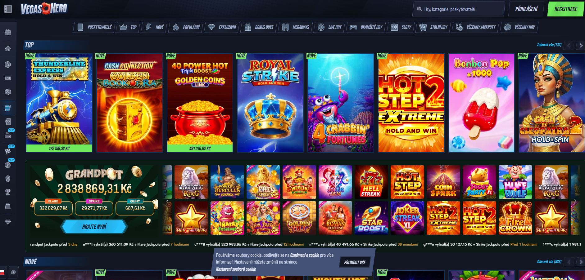 Prohlídka úvodní stránky online casina VegasHero s komiksovým superhrdinským designem, navigačním menu pro živé hry a výrazným tlačítkem pro registraci nových hráčů